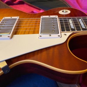 Media 'Apricot Pickups.jpg' in album '2017 Gibson R9 Apricot Burst'